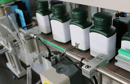 方牛奶瓶多侧面贴标机