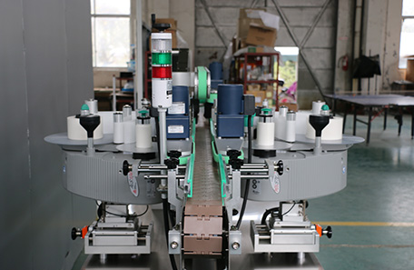 水瓶双面贴标机