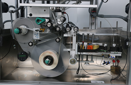 婴儿尿布上下面贴标机