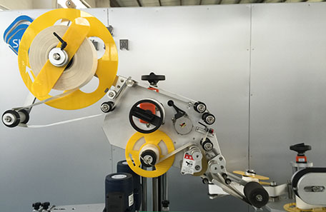 口香糖平侧面贴标机