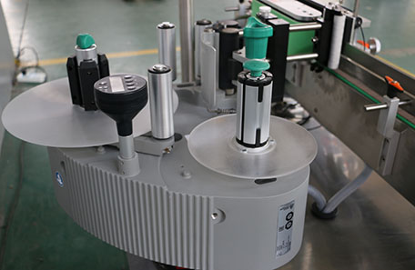 立式牛奶瓶贴标机