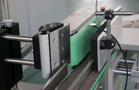 沐浴露立式圆瓶贴标机