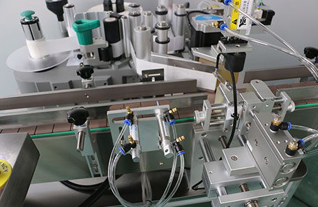 带把手瓶定位贴标机