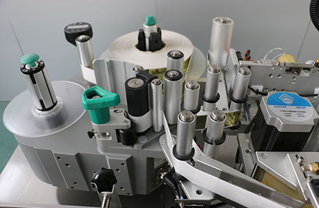 带把手瓶定位贴标机