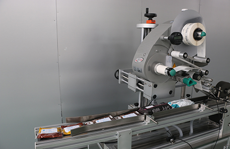 书本平面贴标机