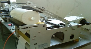 不干胶贴标机在制药业中的用处