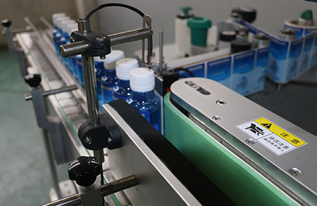 立式蜂蜜瓶贴标机