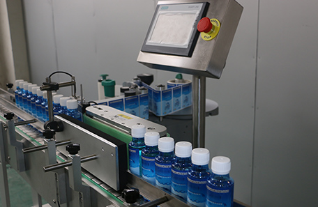 洗手液立式圆瓶贴标机