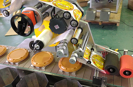 自动上料盖子贴标机