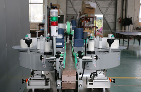 矿泉水双面贴标机