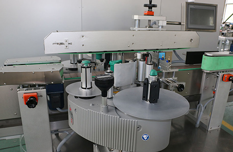 矿泉水双面贴标机