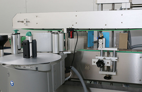 矿泉水双面贴标机