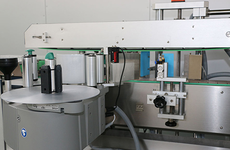 牛奶瓶双面贴标机