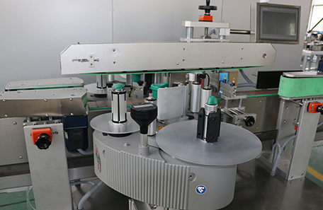 牛奶瓶双面贴标机