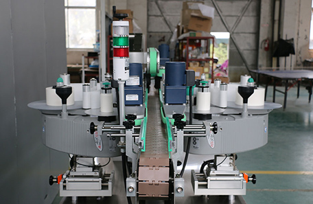 牛奶瓶双面贴标机