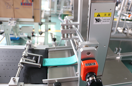 袋子分页贴标机