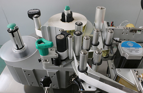 饮料定点定位贴标机