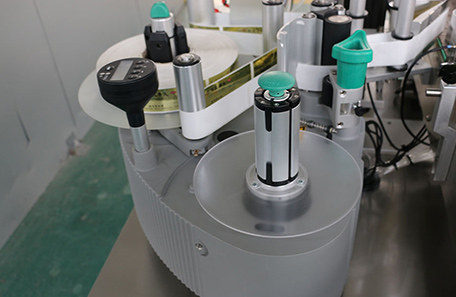 饮料定点定位贴标机