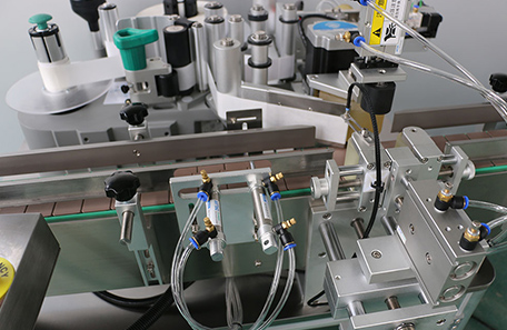 饮料定点定位贴标机