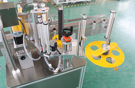 圆瓶定点定位贴标机