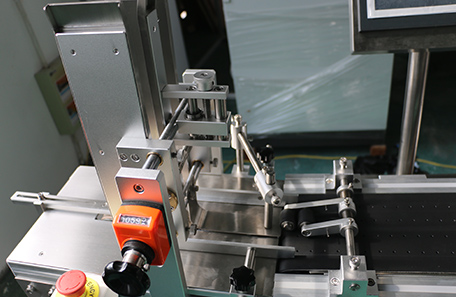 双工位分页打印贴标机