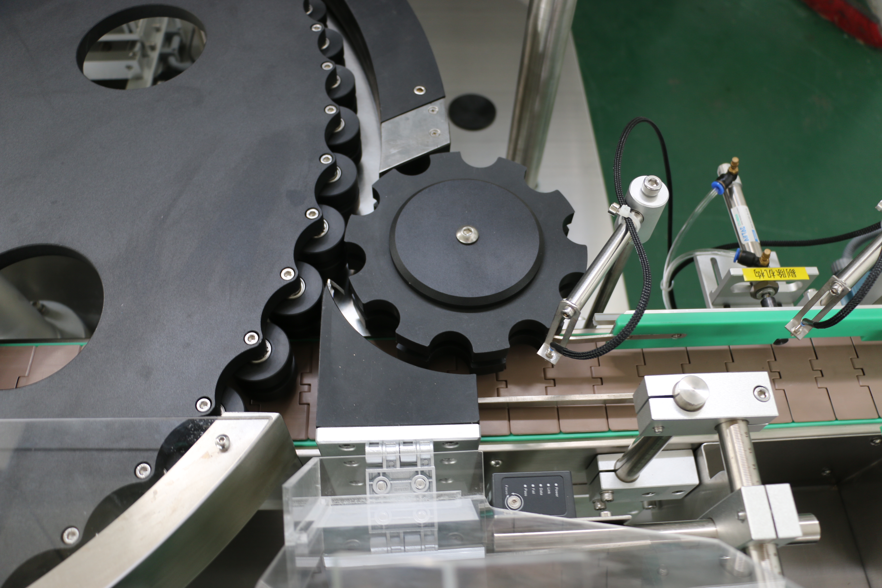 高速回转圆瓶不干胶贴标机