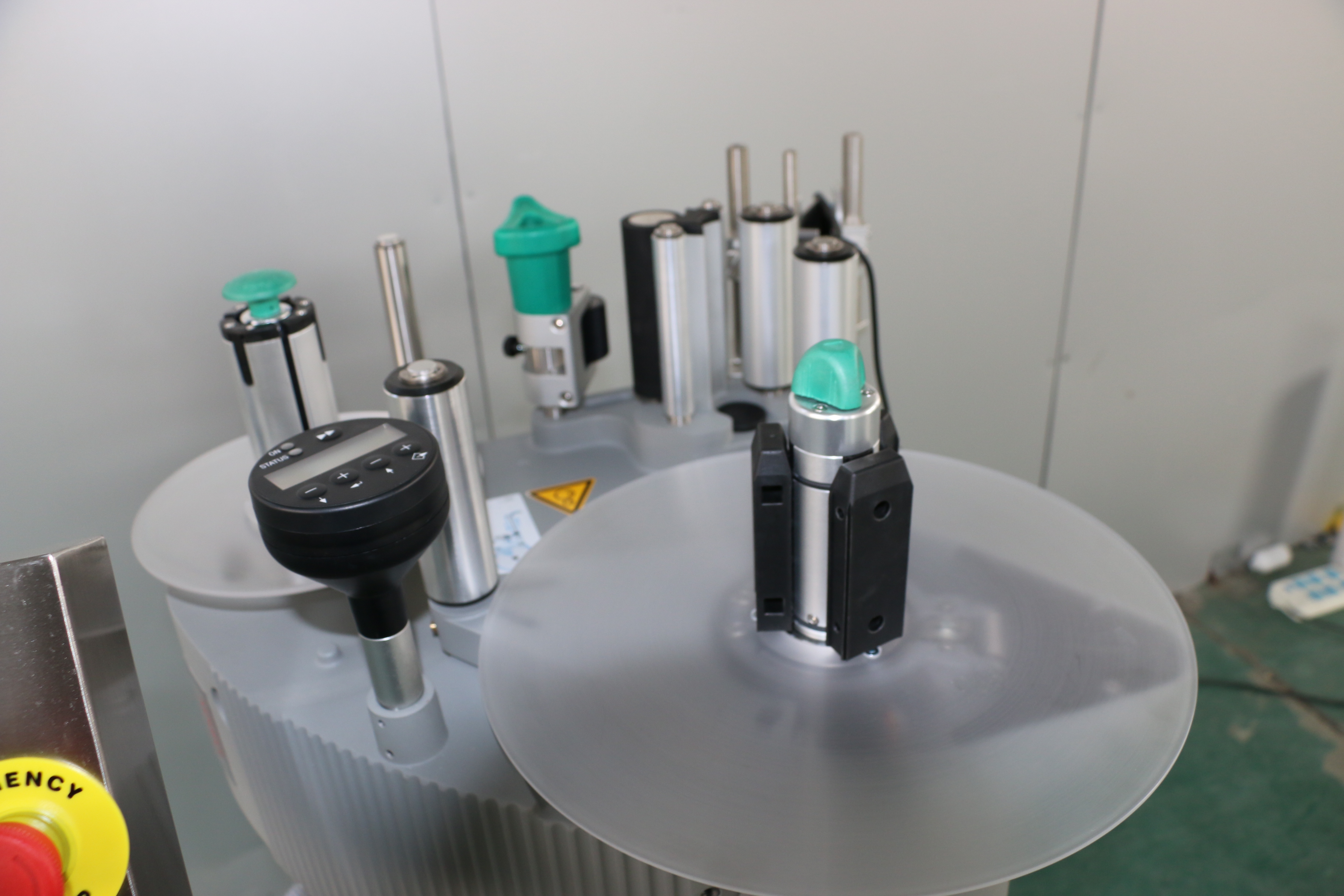 口香糖平侧面贴标机