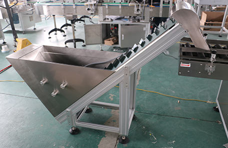 斜卧式香肠贴标机