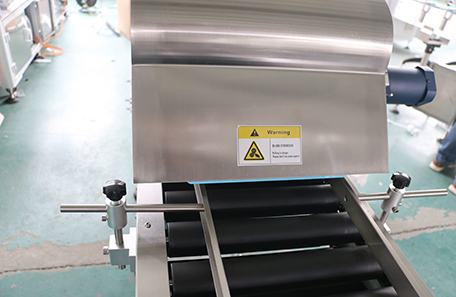 斜卧式香肠贴标机