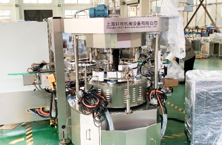 上海知名乳品企业选购轩特数控回转式贴标机