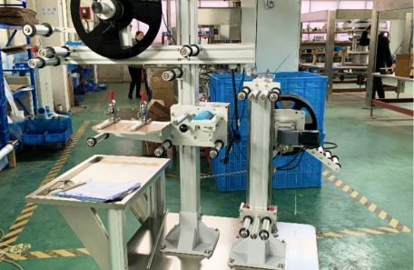 上海知名乳品企业选购轩特数控回转式贴标机