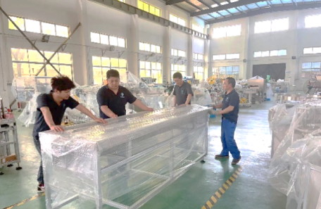 某国际知名高端美妆品牌定制模具双标站平面贴标机