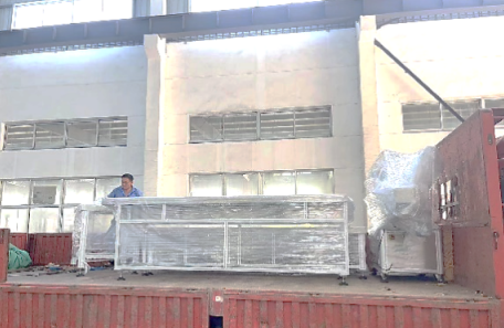 某国际知名高端美妆品牌定制模具双标站平面贴标机