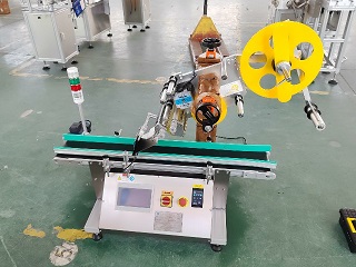 2025.6.6亚美尼亚桌面式不干胶贴标机