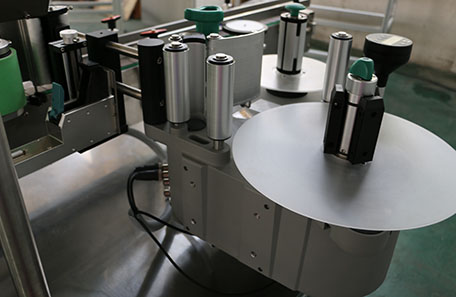 定位贴标机如何工作