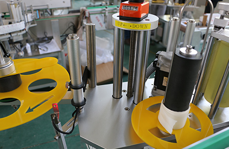 全自动圆瓶贴标机